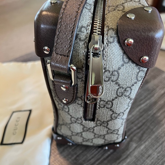 *SOLD* EUC Gucci GG Supreme trunk messenger bag - Picture 5 of 14